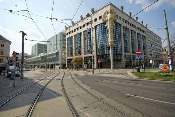 Bibliothek und Freihaus Das Gebäude von außen im Sommer. Die Fassade ist einfache graue Putzfassade mit großen Glassflächen.