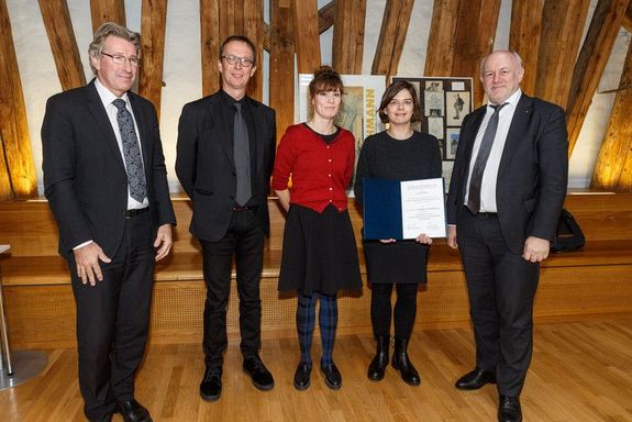 Gruppenfoto mit den beiden Preisträgerinnen