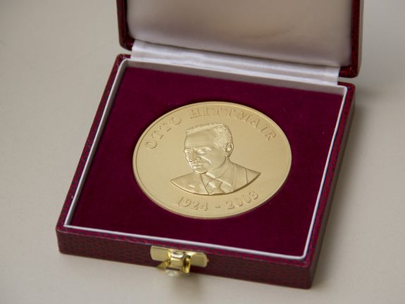 Die Ehrenmedaille der Fakultät für Physik Die Ehrenmedaille der Fakultät für Physik