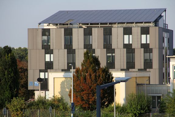 Neubau des Atominstituts von der Seite