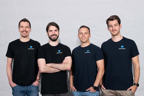 Vier Männer in schwarzen T-Shirts