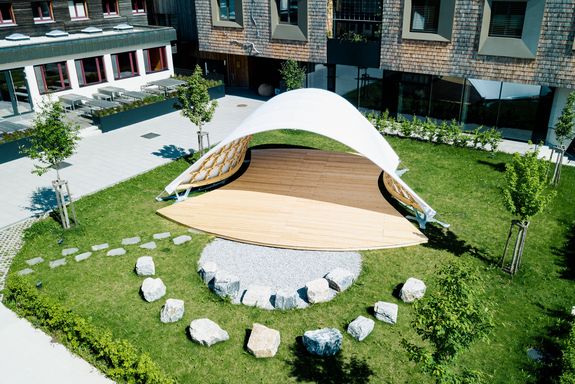 Luftaufnahme eines Holzpavillons