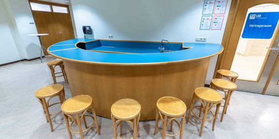 Foto Vortragsraum Bibliothek Vorraum Bar