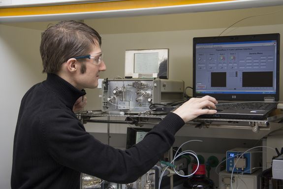 Thomas Linder im Labor des Instituts für Angewandte Synthesechemie