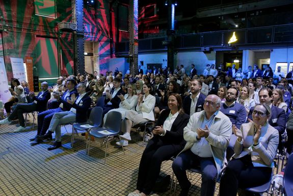 [Translate to English:] Blick in den vollbesetzten Zuschauerraum