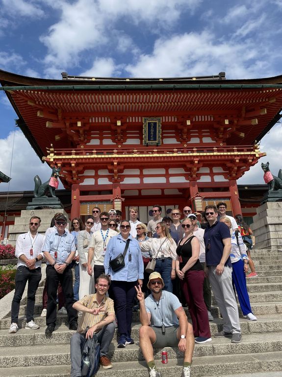 Gruppenbild vor dem Fushimi Inari Schrein in Kyoto