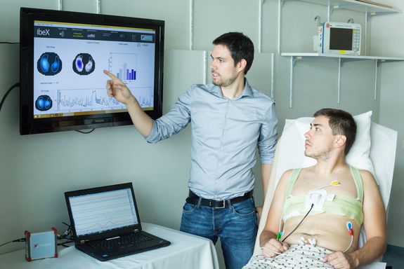 Florian Thürk (links) beim Testen des Elektrodengurts