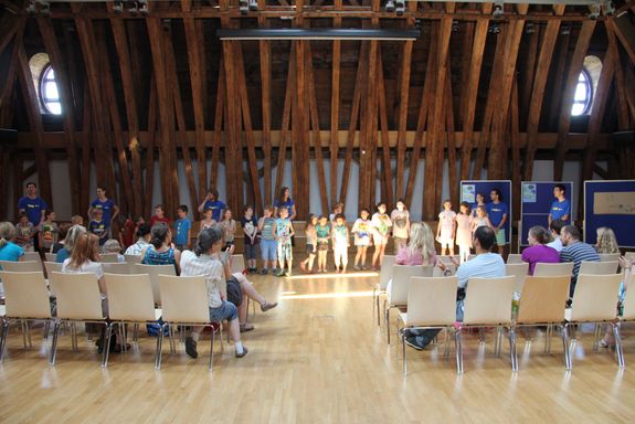 Die Kinder begeisterten beim Mini-Konzert die ZuhörerInnen im Kuppelsaal.
