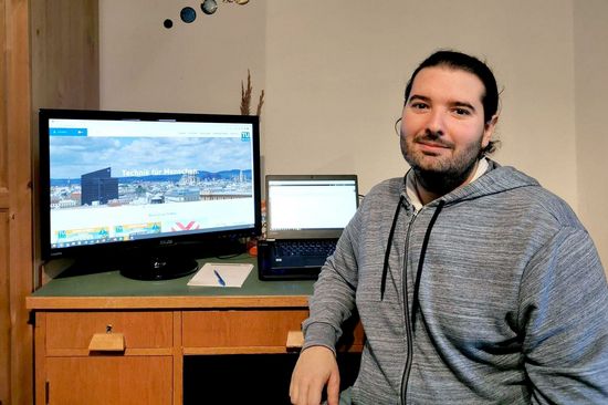 Sebastian Steiner vor dem Computer