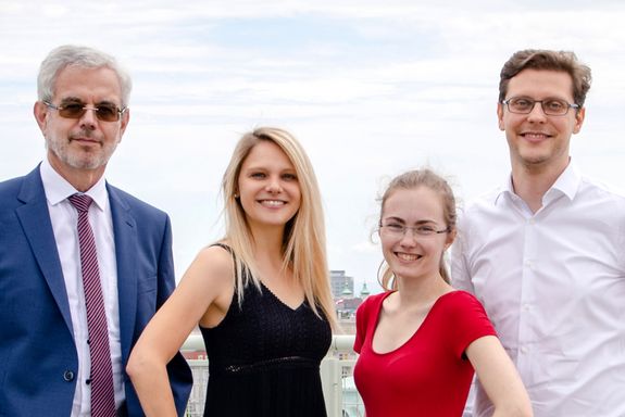 Das Forschungsteam bestehend aus 2 Frauen und 2 Männern stehen auf einer Dachterrasse.