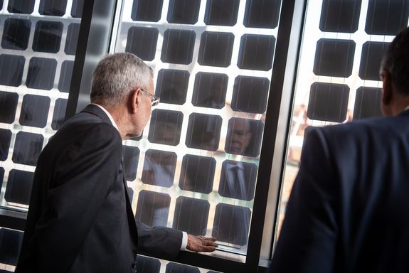 BP Alexander Van der Bellen (l.) und sein slowenischer Staatsgast Präsident Borut Pahor (r.) betrachten die Photovoltaikanlage vor den Fenstern des Plus Energie Bürohochhaus der TU Wien. 