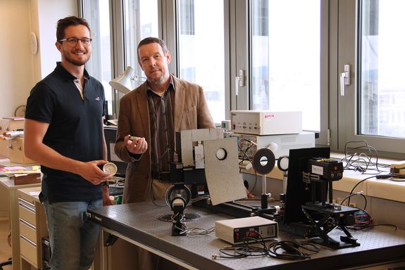 Jan Gospodarič und Andrei Pimenov im Labor Jan Gospodarič und Andrei Pimenov im Labor