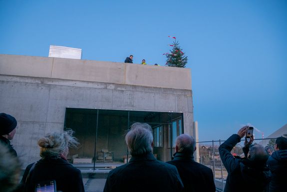 Der Richtbaum wird gesetzt.