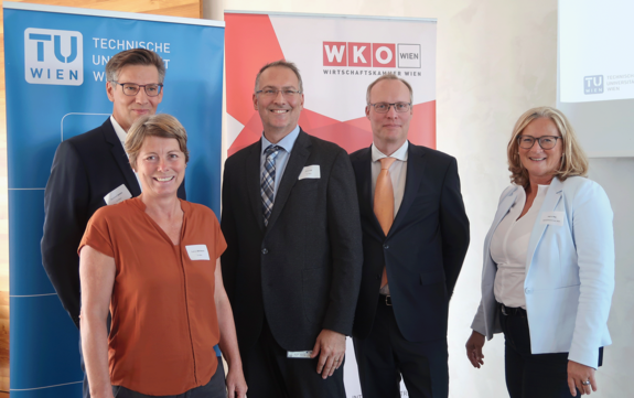 Gruppenbild mit fünf Personen in Businesskleidung. Hinter Ihnen Banner mit TU Wien und WKO Wien.