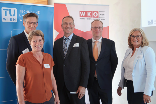 Gruppenbild mit fünf Personen in Businesskleidung. Hinter Ihnen Banner mit TU Wien und WKO Wien.