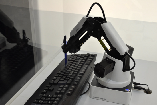 Ein kleiner Robot bei der Arbeit