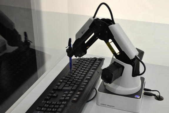 Ein kleiner Robot bei der Arbeit