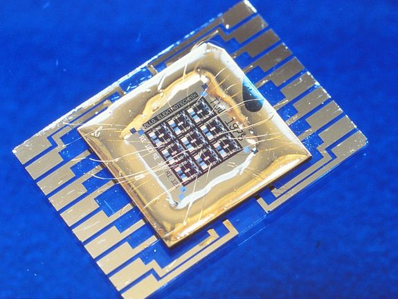 Indiumantimonid-Dioden - aus der Dissertation von Prof. Riedling: Zeigefingernagel-große Indiumantimonid-Probe mit neun photolithographisch und mit Ätzverfahren gefertigten Strukturen Indiumantimonid-Dioden - aus der Dissertation von Prof. Riedling: Zeigefingernagel-große Indiumantimonid-Probe mit neun photolithographisch und mit Ätzverfahren gefertigten Strukturen