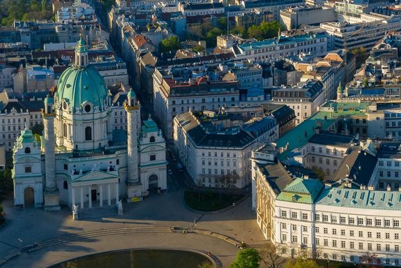 Blick von oben auf einen Teil des Hauptgebäudes der TU Wien sowie der Karlskirche