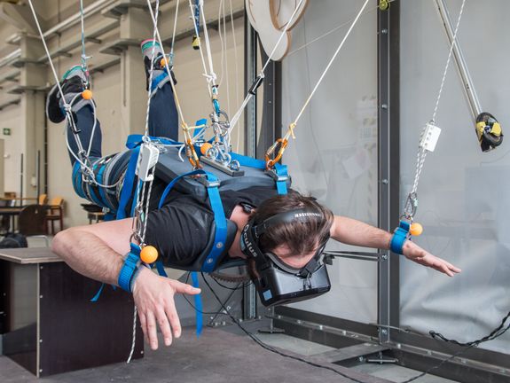 Ein Mann während der Simulation