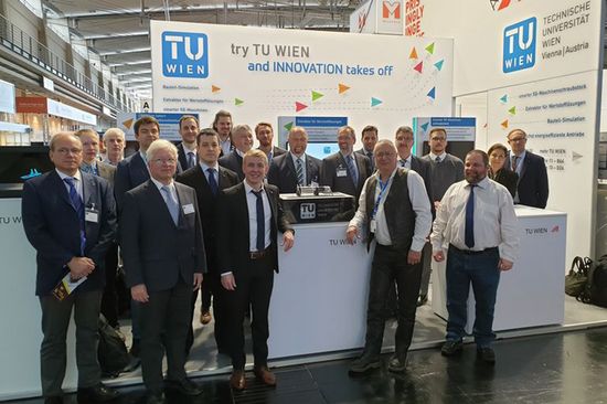 Das gesamte Team, bestehend aus 20 Personen, steht am Messestand der TU Wien.
