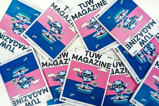Mehrere Magazine liegen überlappend auf einem Tisch