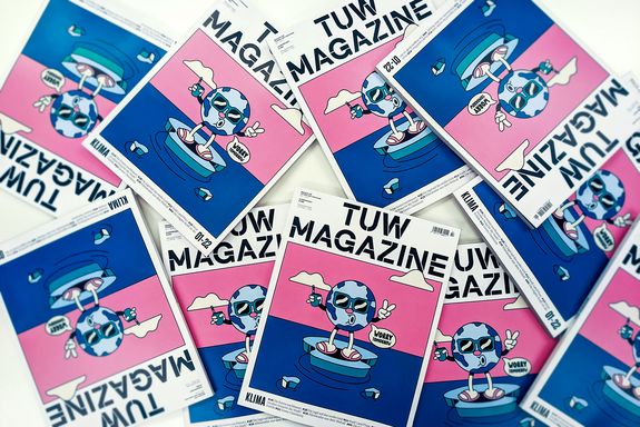 Mehrere Magazine liegen überlappend auf einem Tisch