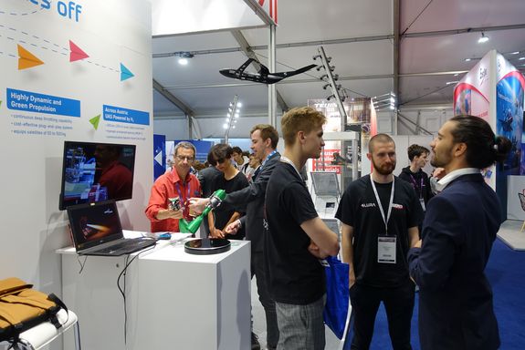 Simon Schobesberger (TU Wien Space Team) talking to two visitors