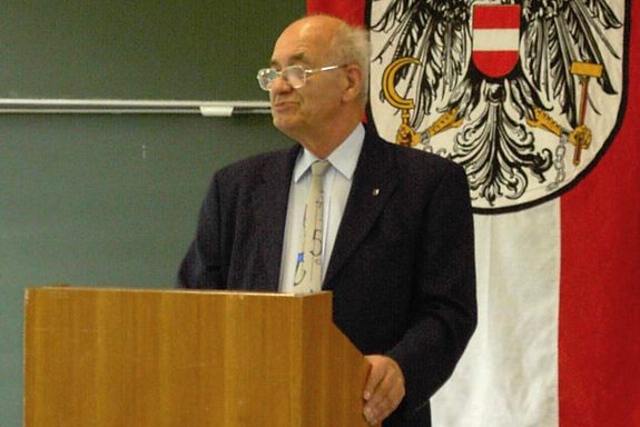 Gerd Baron am Redner_innen-Pult der Bühne bei der Preisverleihung der ÖMO 2005