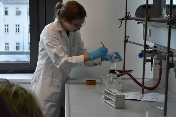 Schülerin im Chemielabor