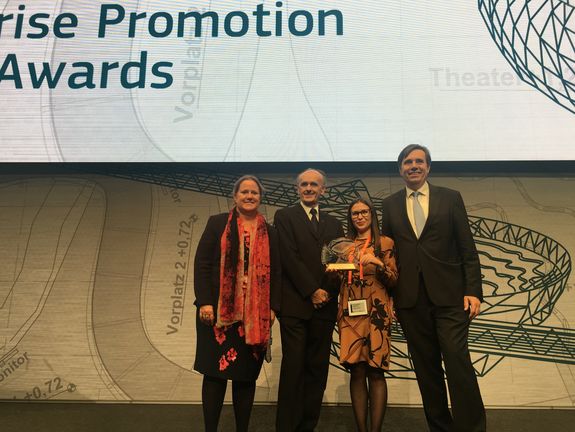 Kristin Schreiber (Jury), Vizerektor Johannes Fröhlich und Alexandra Negoescu (TU Wien), Sektionschef Dr. Matthias Tschirf (BMDW) (v.l.n.r.) Kristin Schreiber (Jury), Vizerektor Johannes Fröhlich und Alexandra Negoescu (TU Wien), Sektionschef Dr. Matthias Tschirf (BMDW) (v.l.n.r.)