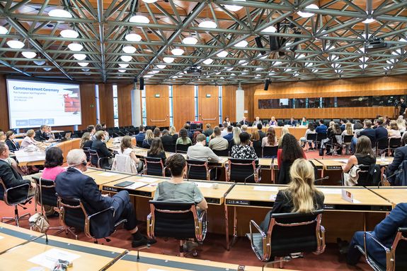 Gefüllter Sitzungssaal des Europäischen Patentamts