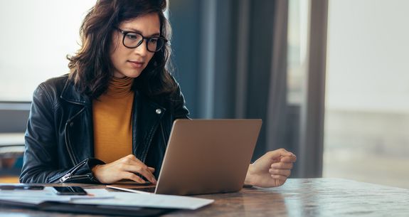 Frau vor Laptop
