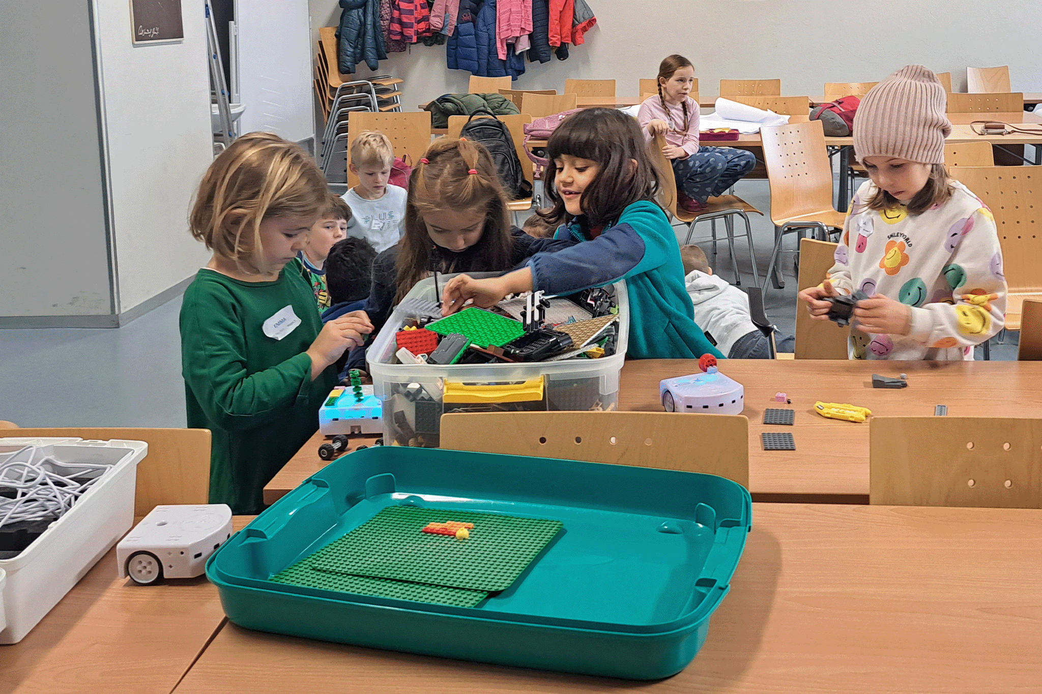 Kinder beim Experimentieren.