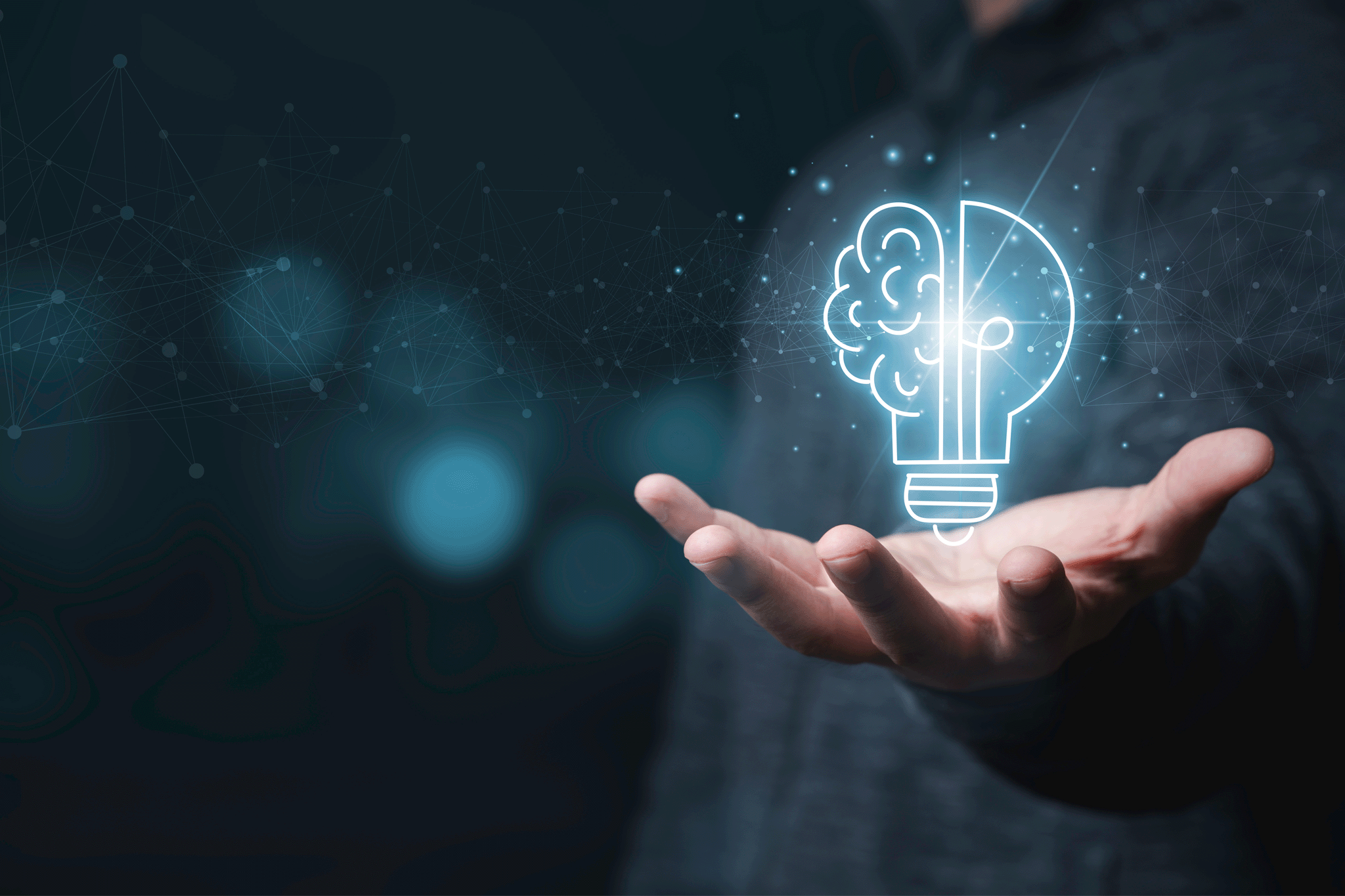 Geizeichnete und strahlende Glühbirne in einer Hand. Korper der haltenden Person nur schemenhaft im Hintergrund sichtbar, der in dunklem Blau gehalten ist.