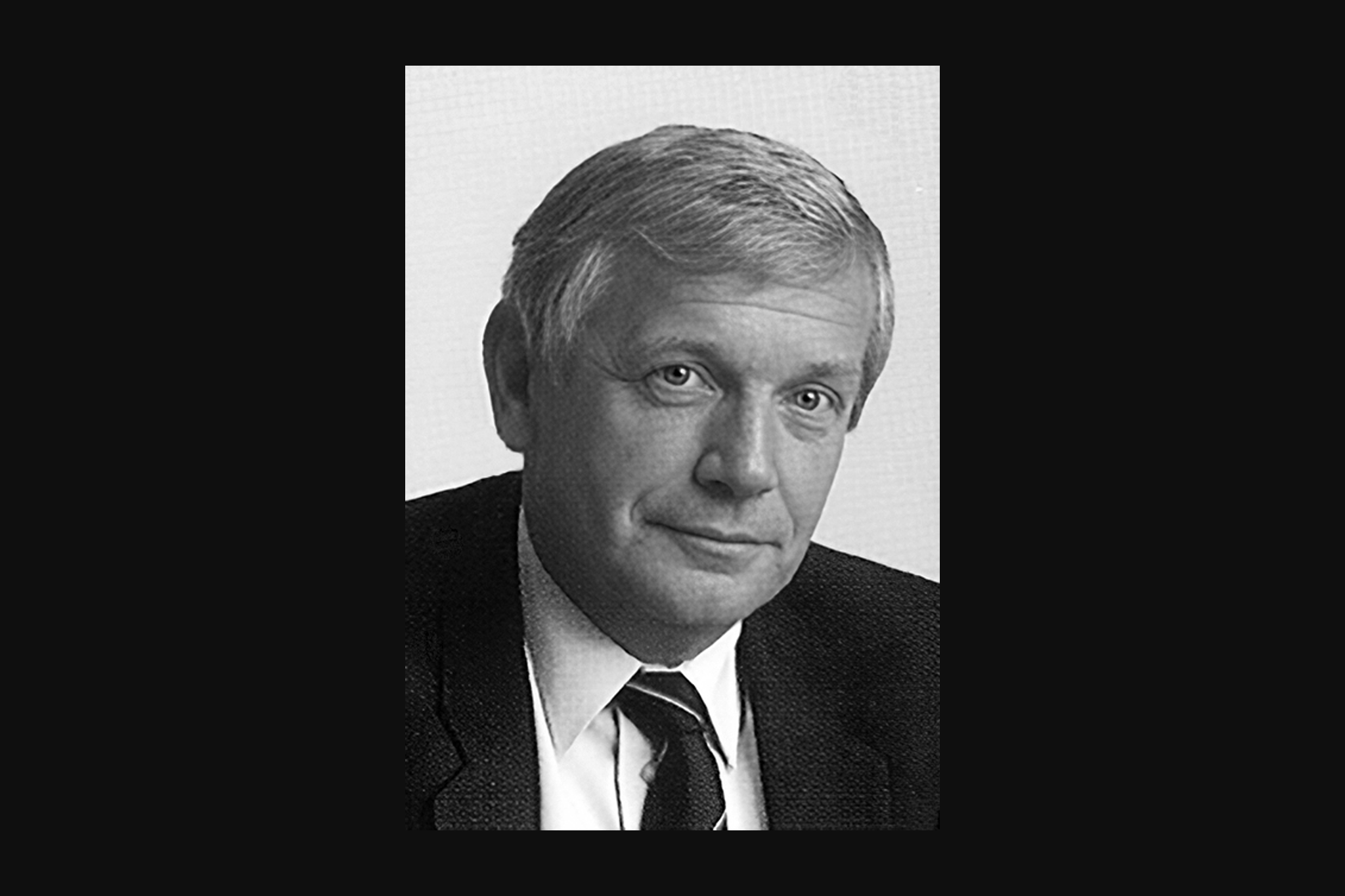 Schwarz-weiß-Porträtbild von Peter Kopacek mit Sakko und Krawatte.