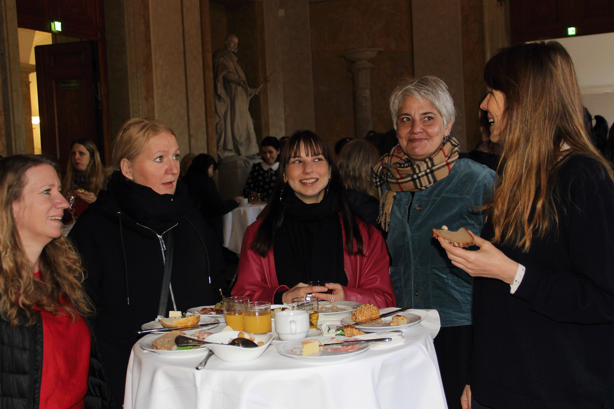 Frauen um einen Stehtisch im Gespräch