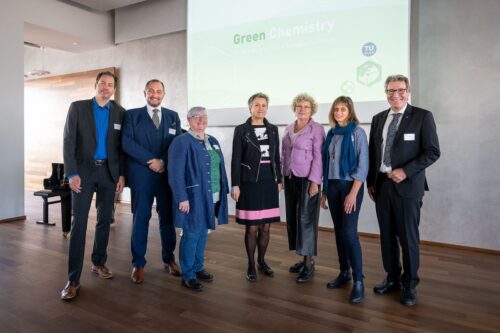 Gruppenfoto Personen stehend von links: Georg Reischer, (TU Wien) Marko Mihovilovic (TU Wien), Sabine Baumgartner (BOKU), Christa Schnabl (Universität Wien), Sabine Seidler, (TU Wien) Bettina Mihalyi-Schneider (TU Wien), Kurt Matyas (TU Wien)