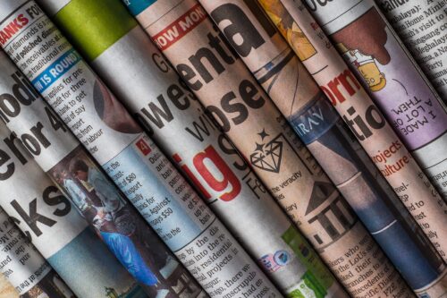 Ein Waagrecht angeordneter Zeitungsstapel von Unterschiedlichen Zeitungen