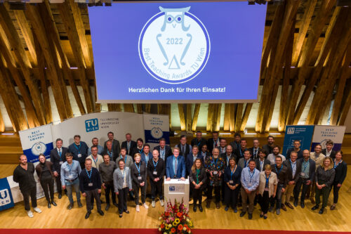 Drohnenbild im Kuppelsaal der TU Wien Gewinner_innen Best Teaching Awards 2022 gemeinsam mit Vizerektor Matyas in der Mitte;