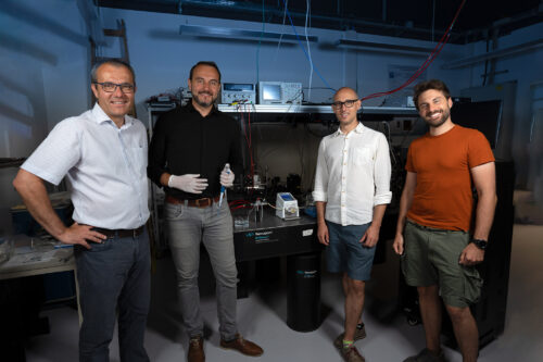 Innenaufnahme Labor 4 Personen stehend: Bernhard Lendl, Borislav Hinkov, Florian Pilat, Mauro David (v.l.n.r)