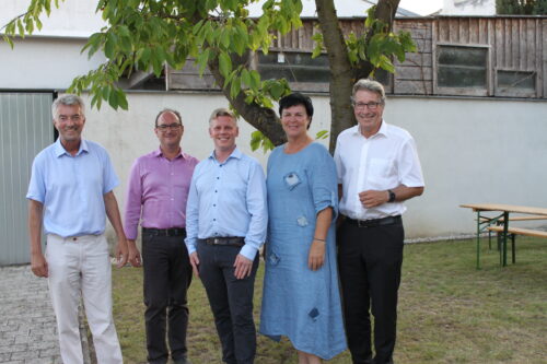 Gruppe vor Baum stehend Prof. Dr. Andreas Voigt (FB Örtliche Raumplanung, Institut Raumplanung, TU Wien), Josef Reinwein (Bürgermeister Göllersdorf), DI Stefan Bindreiter, MSc (Simlab, Institut Raumplanung, TU Wien – LV-Leitung), Mag. Shurga Schrammel (Gemeinderätin Göllersdorf, Projektleitung Hauptplatz), Vizerektor Prof. Dr. Kurt Matyas (von links)