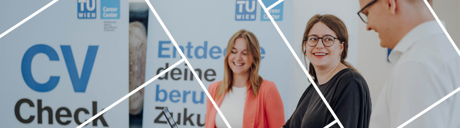Headerbild mit Gitternetzlinien 3 Personen in der rechten Bildhälfte, nur Oberkörper sichtbar, links in Großaufnamhe Rollups der TU Wien