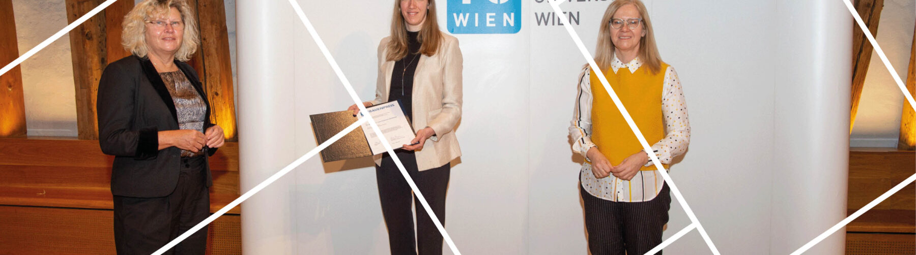 Headerbild mit Gitternetzlinien Überreichung Frauenpreis an Katharina Spendier (Mitte); links Rektorin Sabine Seidler, rechts Vizerektorin Anna Steiger, im Hintergrund TUW-Rollup