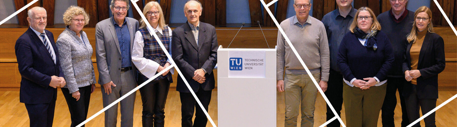 Headerbild mit Gitternetzlinien Gruppenfoto Quality Audit im Kuppelsaal der Tu Wien; mittig ein weißes Pult, daneben rechts und links je 5 Personen stehend