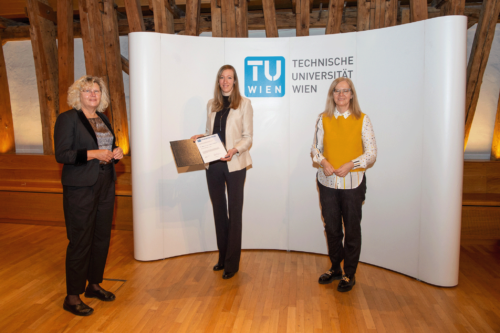 Überreichung Frauenpreis an Katharina Spendier (Mitte); links Rektorin Sabine Seidler, rechts Vizerektorin Anna Steiger, im Hintergrund TUW-Rollup