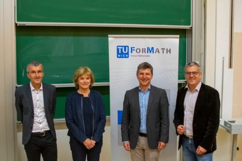 Gruppe stehend, im Hintergrund Tafel und TUForMath Rollup Leiter TUForMath Johannes Böhm, Alexia Fürnkranz-Prskawetz, Michael Drmota und Dirk Prätorius (von links)