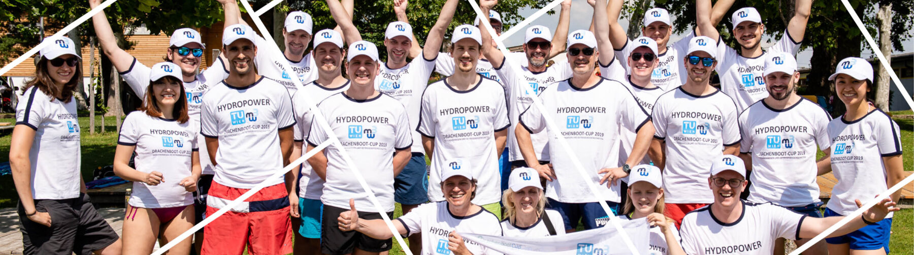 Headerbild mit Gitternetzlinien Gruppenfoto Drachenbootrennen, Menschen stehend und kniend mit weißen T-Shirts