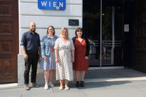 4 Personen stehend vor dem Hauptgebäude der TU Wien