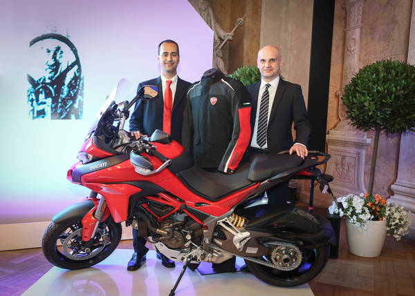 Die Preisträger mit Ducati-Motorrad